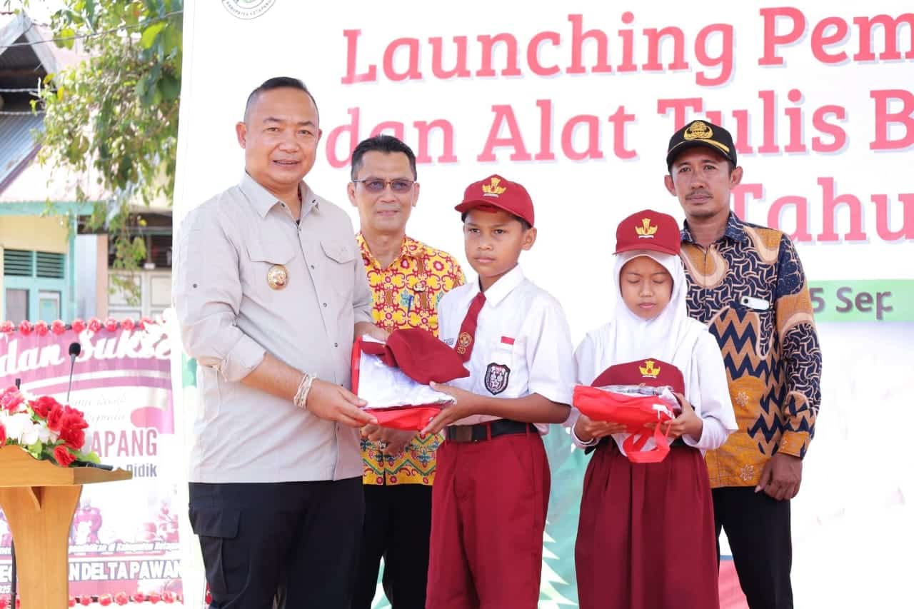 Pemkab Ketapang Salurkan Seragam dan Alat Tulis Gratis untuk 8.500 Siswa