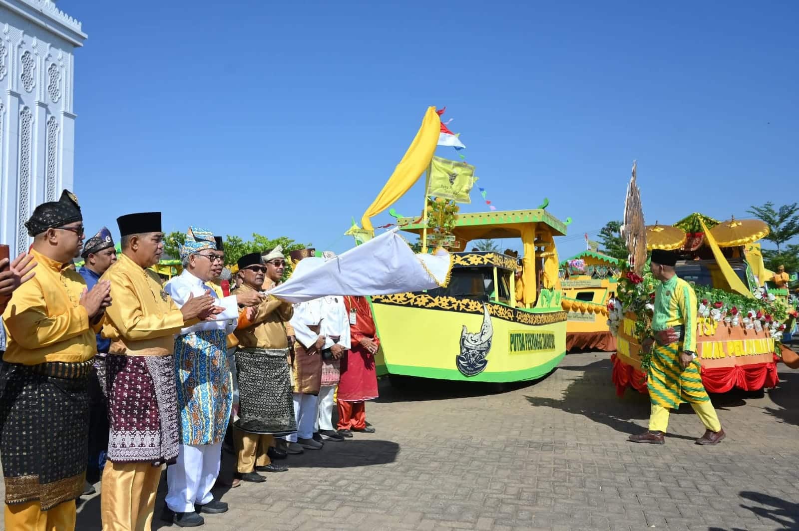 Semarak Pawai Mobil Hias Astagune Meriahkan Pagelaran Seni Budaya Melayu Ketapang 2025