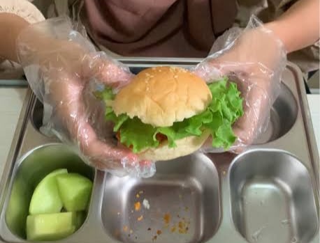 Ortu Murid di Pontianak Keluhkan Burger Jadi Menu MBG, Ini Tanggapan Wako Edi