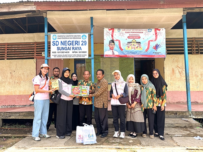 PLN Tebarkan Semangat Literasi di Sungai Raya, Salurkan Buku hingga Sarana Belajar