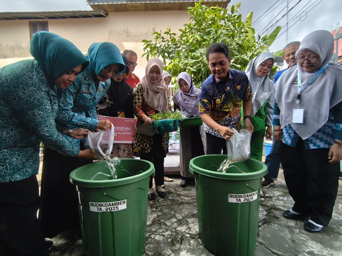 Pemkot Pontianak Salurkan Bantuan Budikdamber ke Posyandu, Bahasan: Sehatkan Generasi, Stabilkan Ekonomi
