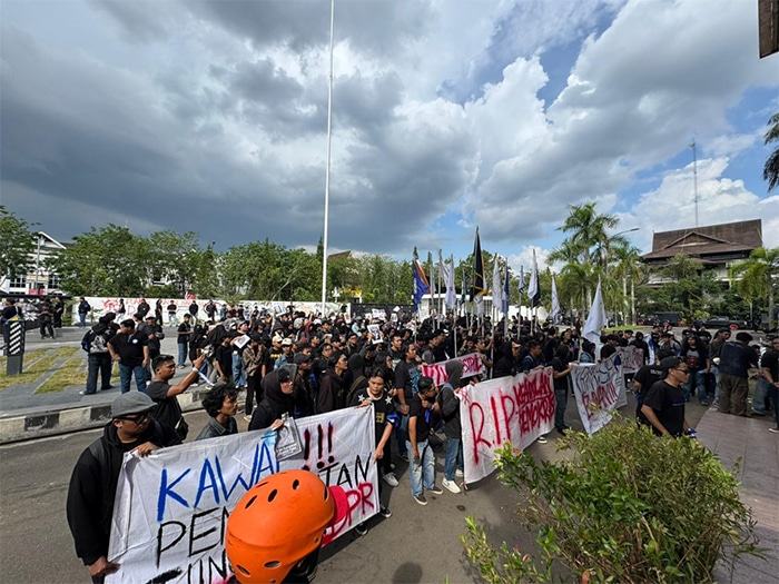 Ratusan Mahasiswa Geruduk DPRD Kalbar, Cari Ketua DPRD Aloysius dan Bawa Tuntutan Reformasi