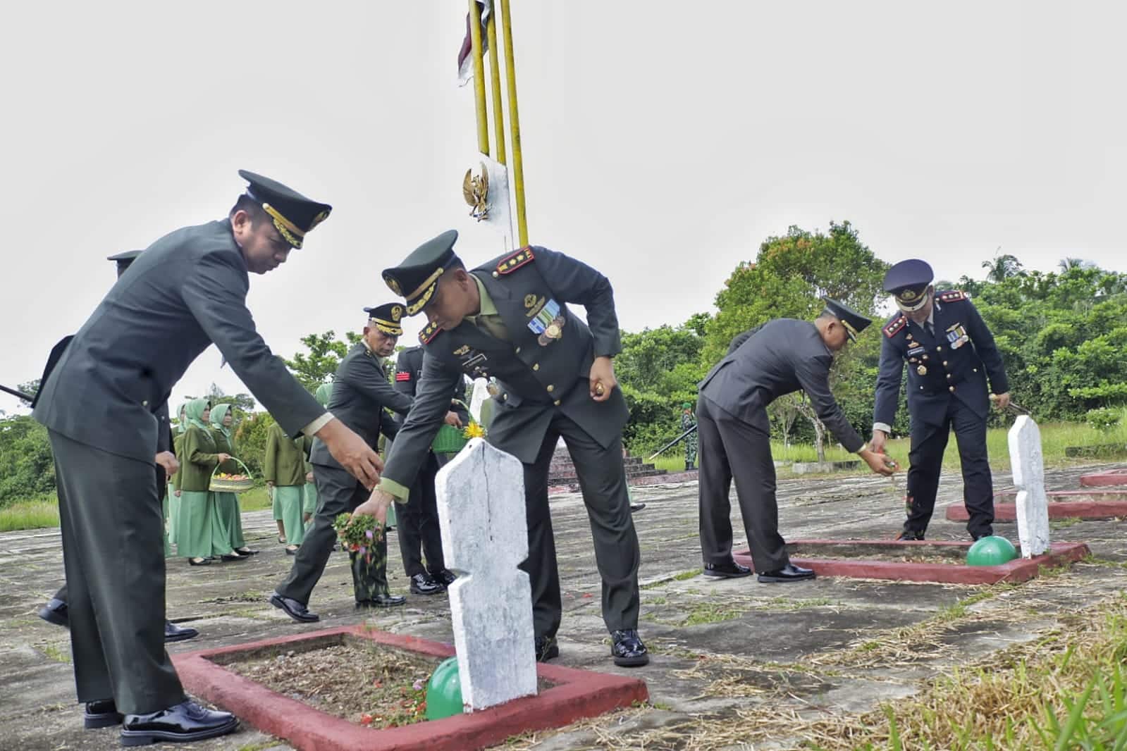 HUT TNI ke-80: Dandim Mempawah Pimpin Ziarah Nasional dan Tabur Bunga di TMP Putra Bangsa