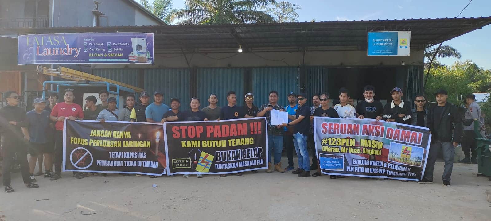 Warga Marau Gelar Aksi Damai di Kantor PLN Air Upas, Tuntut Perbaikan Layanan Listrik