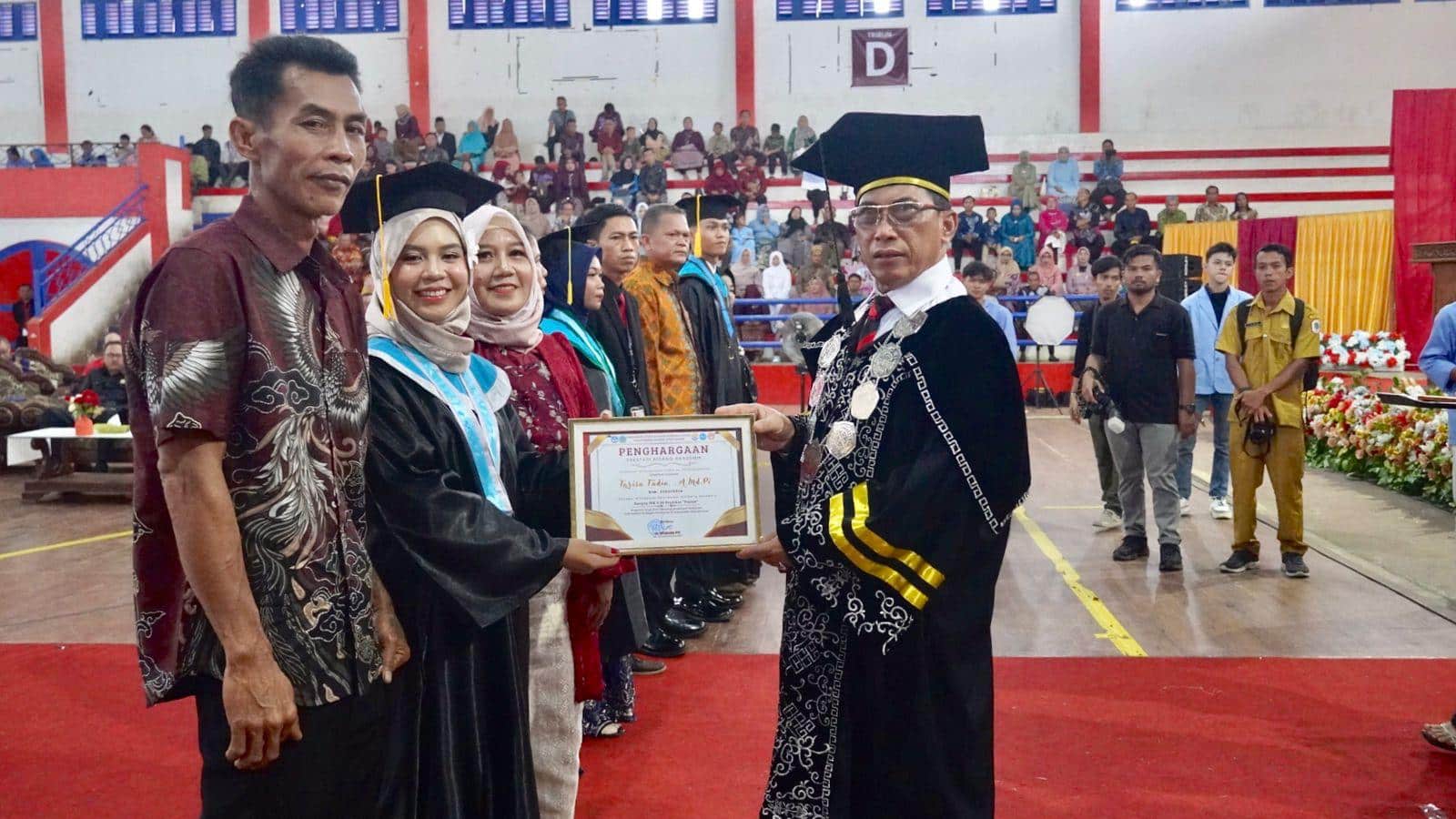 Wabup Sukardi Hadiri Wisuda ke-VIII Polnep Kapuas Hulu: Jadilah Agen Perubahan yang Aktif, Kreatif dan Inovatif