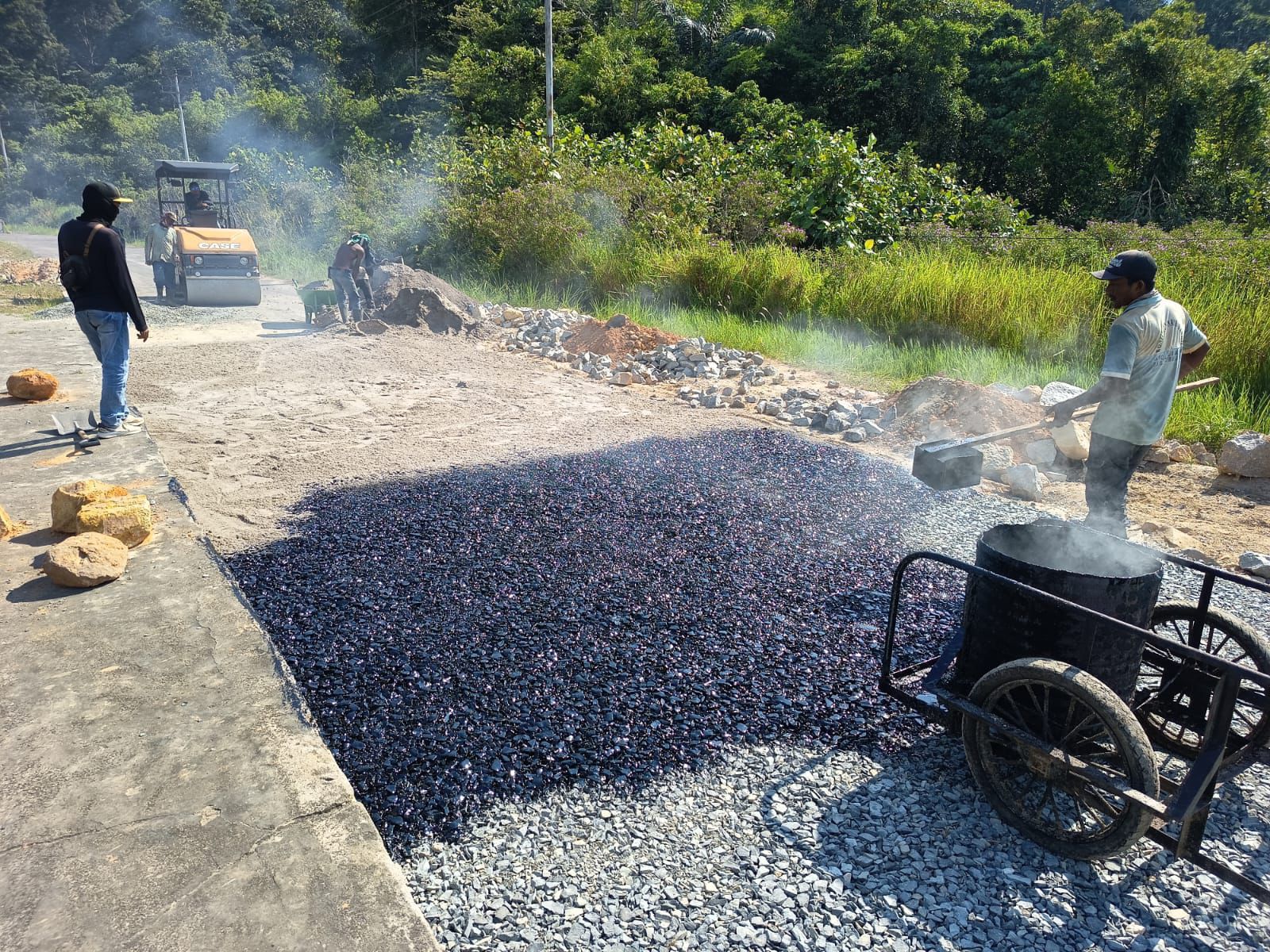 Dinas PUPR Kayong Utara Fokus Pelihara Jalan Rusak