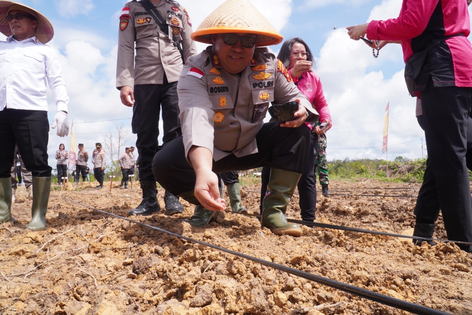 Dukung Swasembada Pangan Nasional, Polres Kapuas Hulu Tanam Jagung Serentak di Desa Kedamin Darat