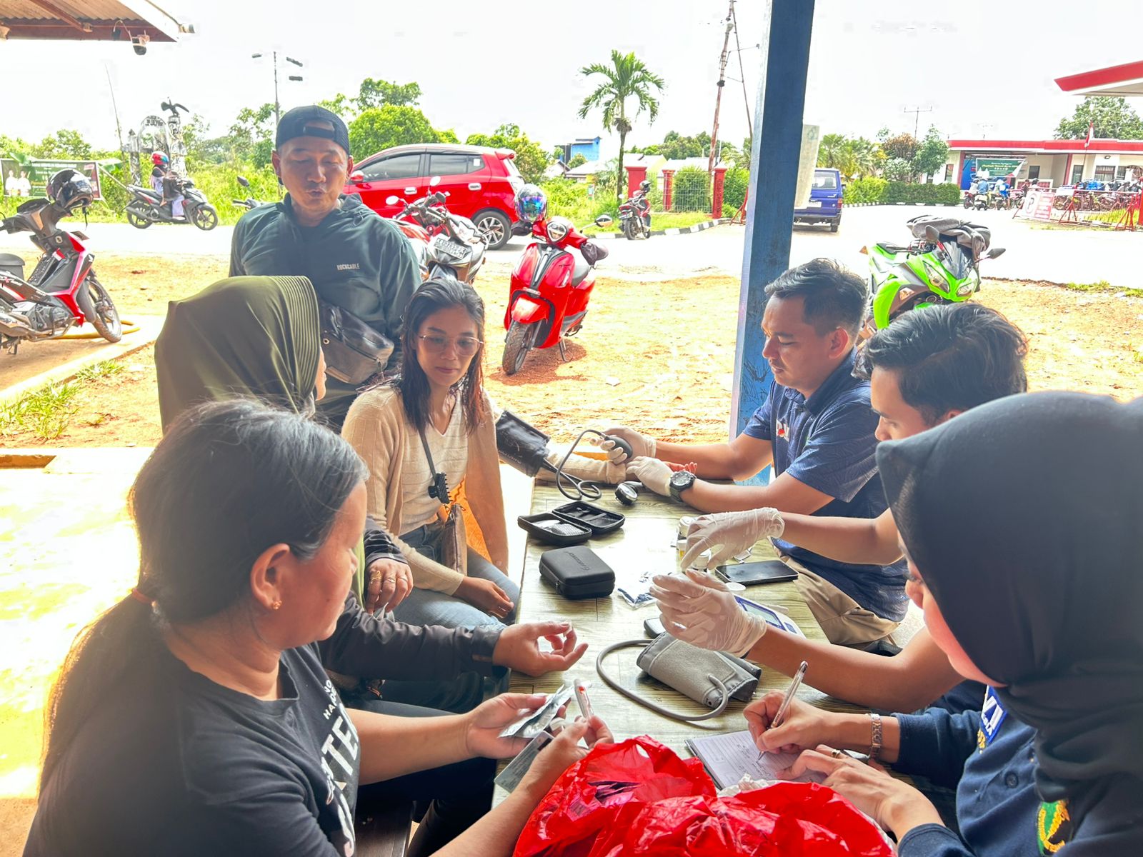 Bhakti Kesehatan Polres Kapuas Hulu di Desa Kedamin Darat Putussibau Selatan