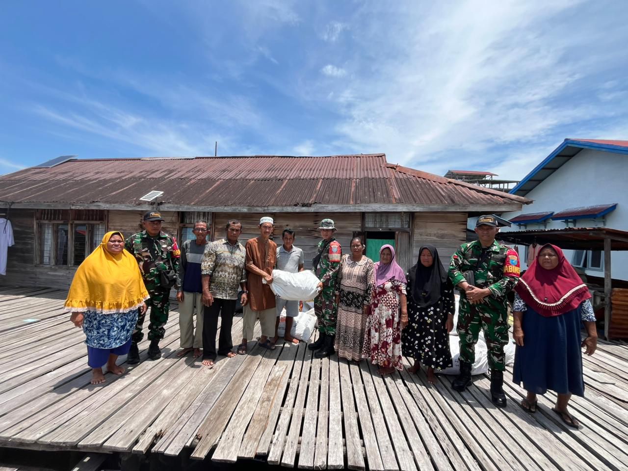 Pererat Kemanunggalan TNI dengan Rakyat, Koramil Selimbau Salurkan Bansos kepada Warganya