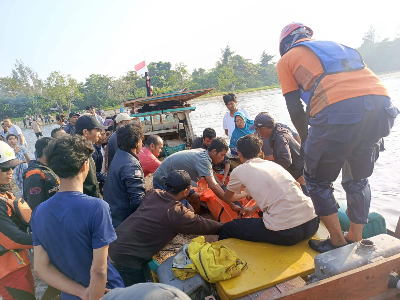 Dua Pelajar Ditemukan Meninggal Dunia, Satu Masih Hilang Terseret Ombak di Pantai Anjir Ketapang