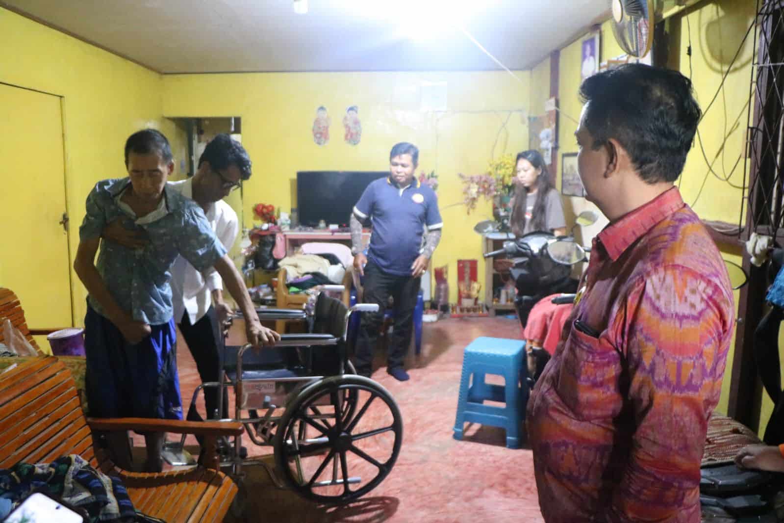 Bahasan Jenguk Korban Tertimpa Pohon dan Serahkan Bantuan Kursi Roda