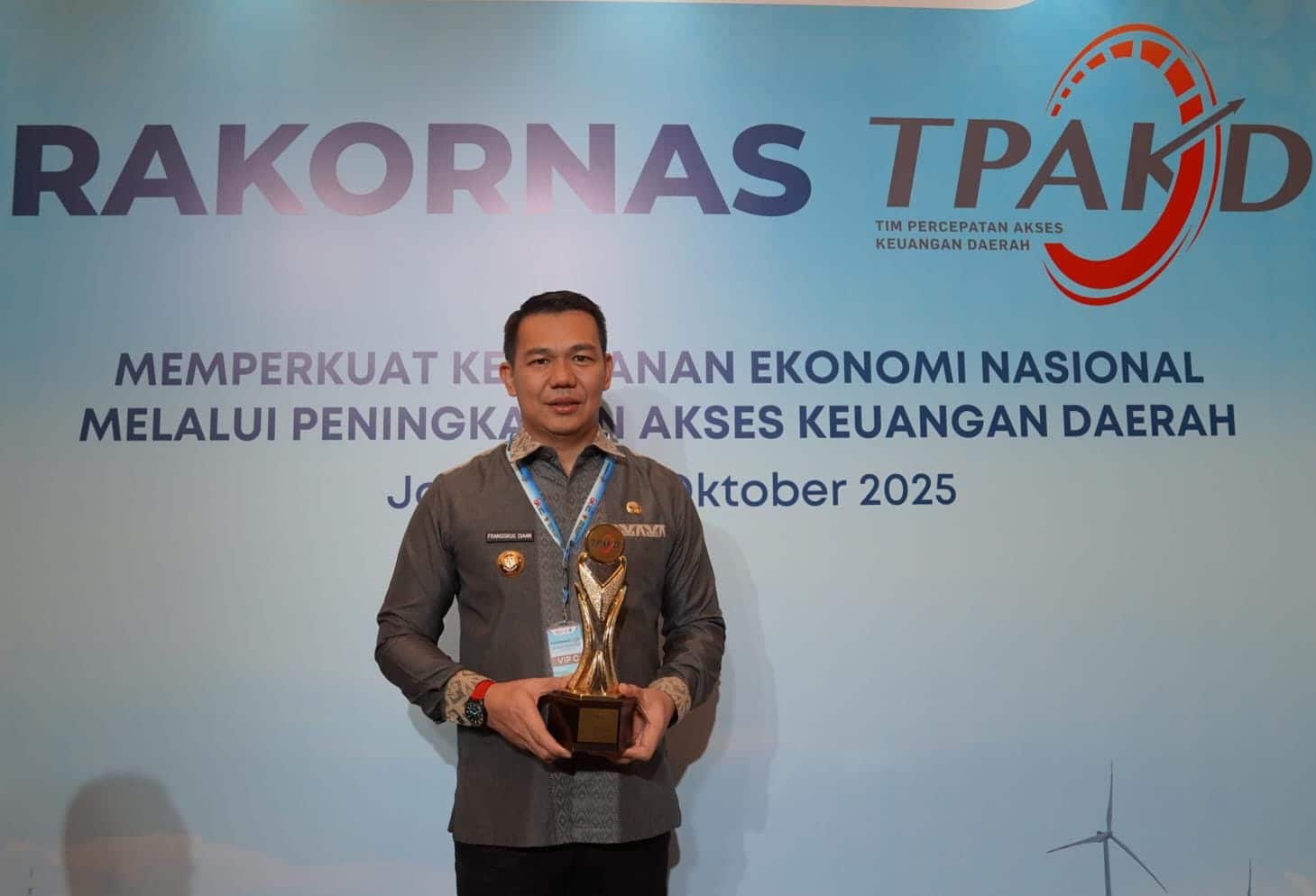 Berhasil Ciptakan Inklusi Keuangan, Pemkab Kapuas Hulu Raih TPAKD Award 2025 dari Menko Perekonomian RI