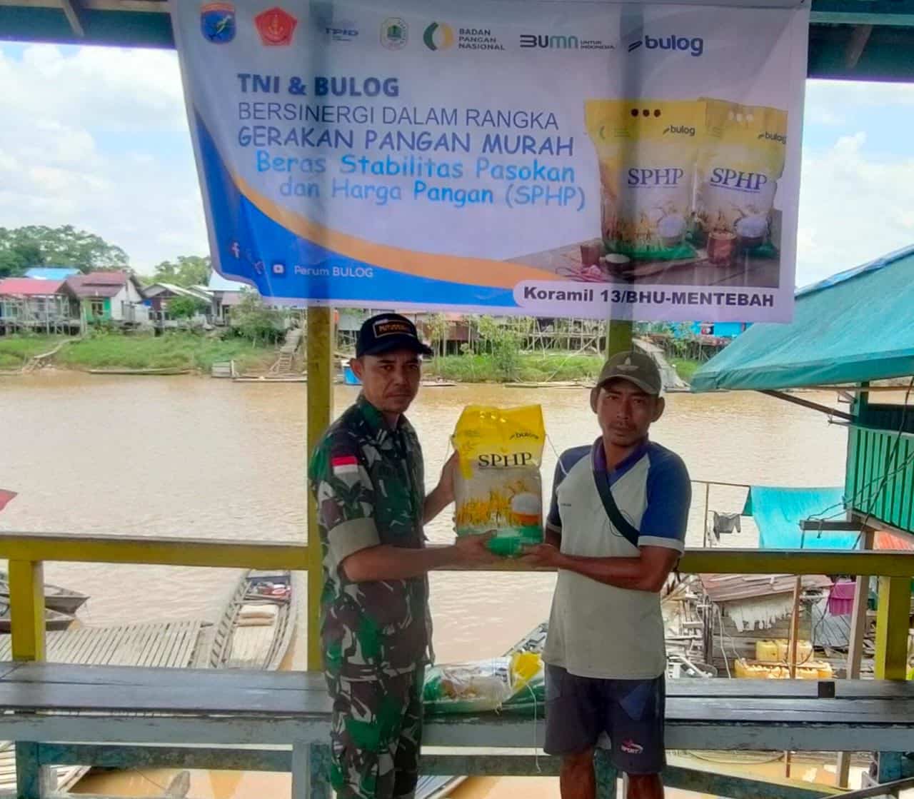 Warga Antusias Ikuti Gerakan Pangan Murah Koramil Bunut Hulu