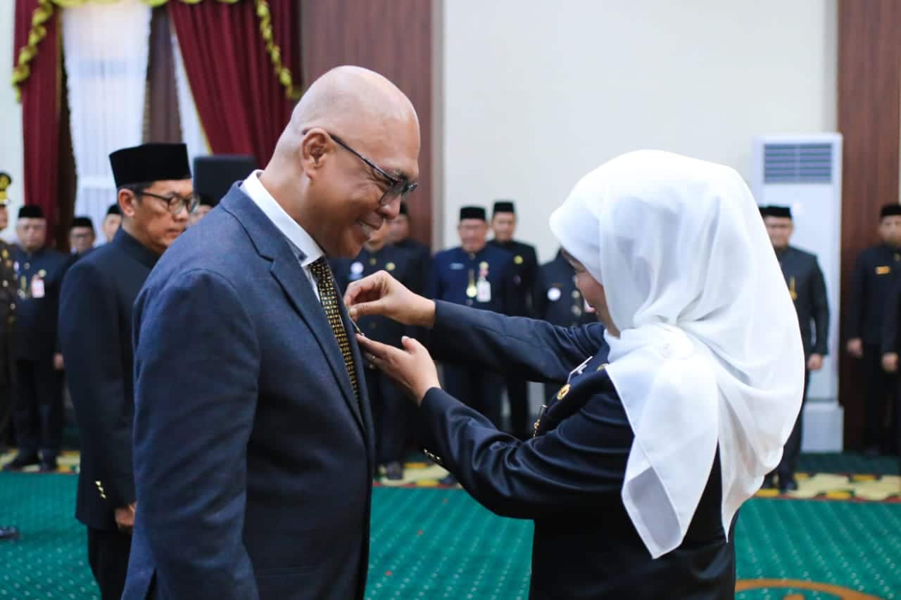 Ketum PWI Pusat Akhmad Munir Terima Lencana Kehormatan “Jer Basuki Mawa Beya” dari Gubernur Jatim