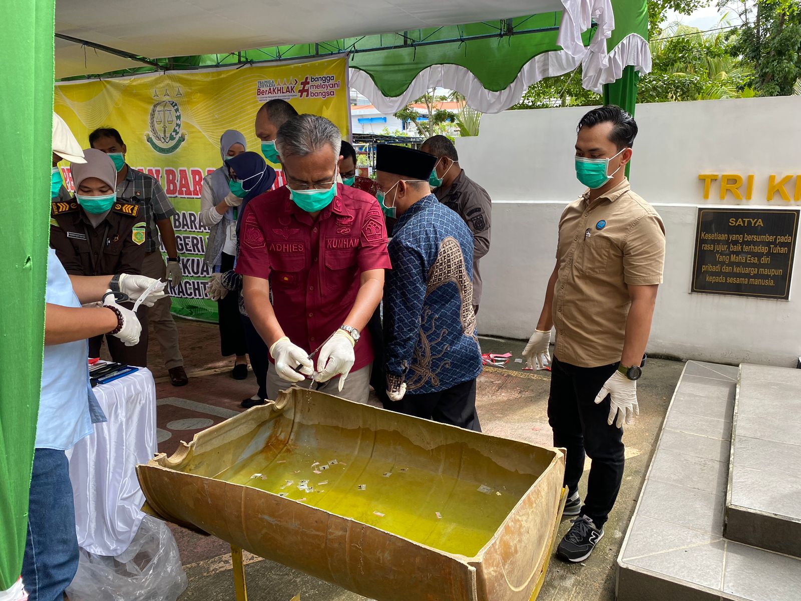 Kejari Pontianak Musnahkan Barang Bukti 95 Perkara, Mulai dari Sabu hingga Senjata Tajam