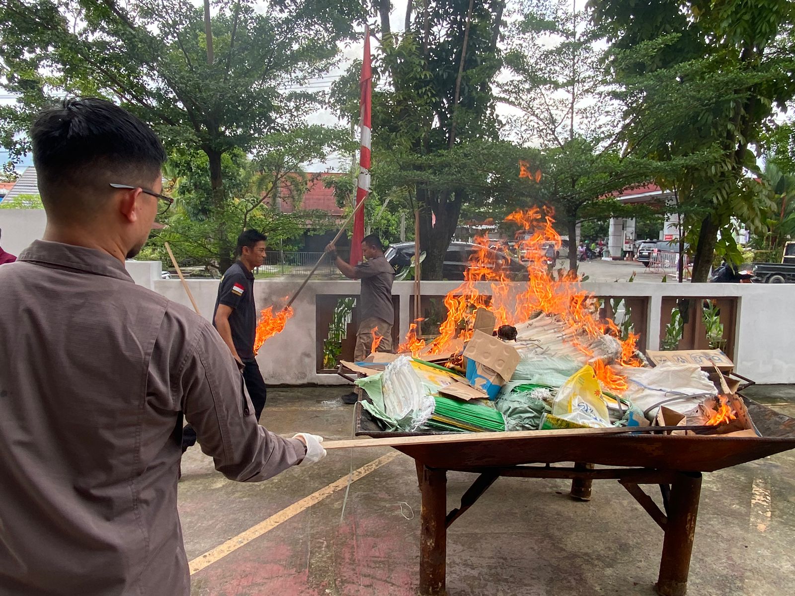 Kejari Pontianak Musnahkan 19 Ton Beras SPHP Oplosan