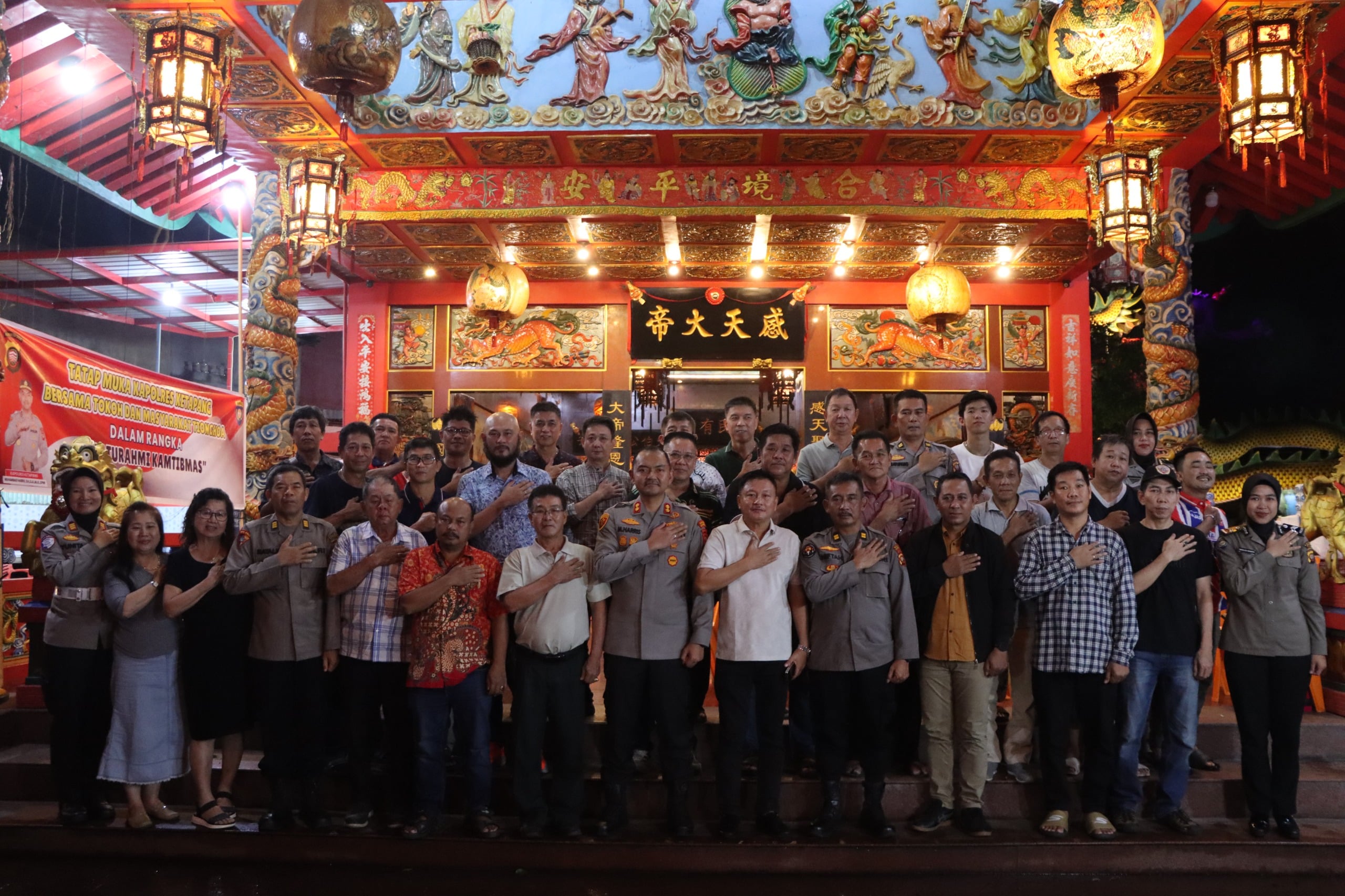 Kapolres Ketapang Jalin Kedekatan dengan Komunitas Tionghoa Lewat Ngopi Bareng di Klenteng Tua Pekong