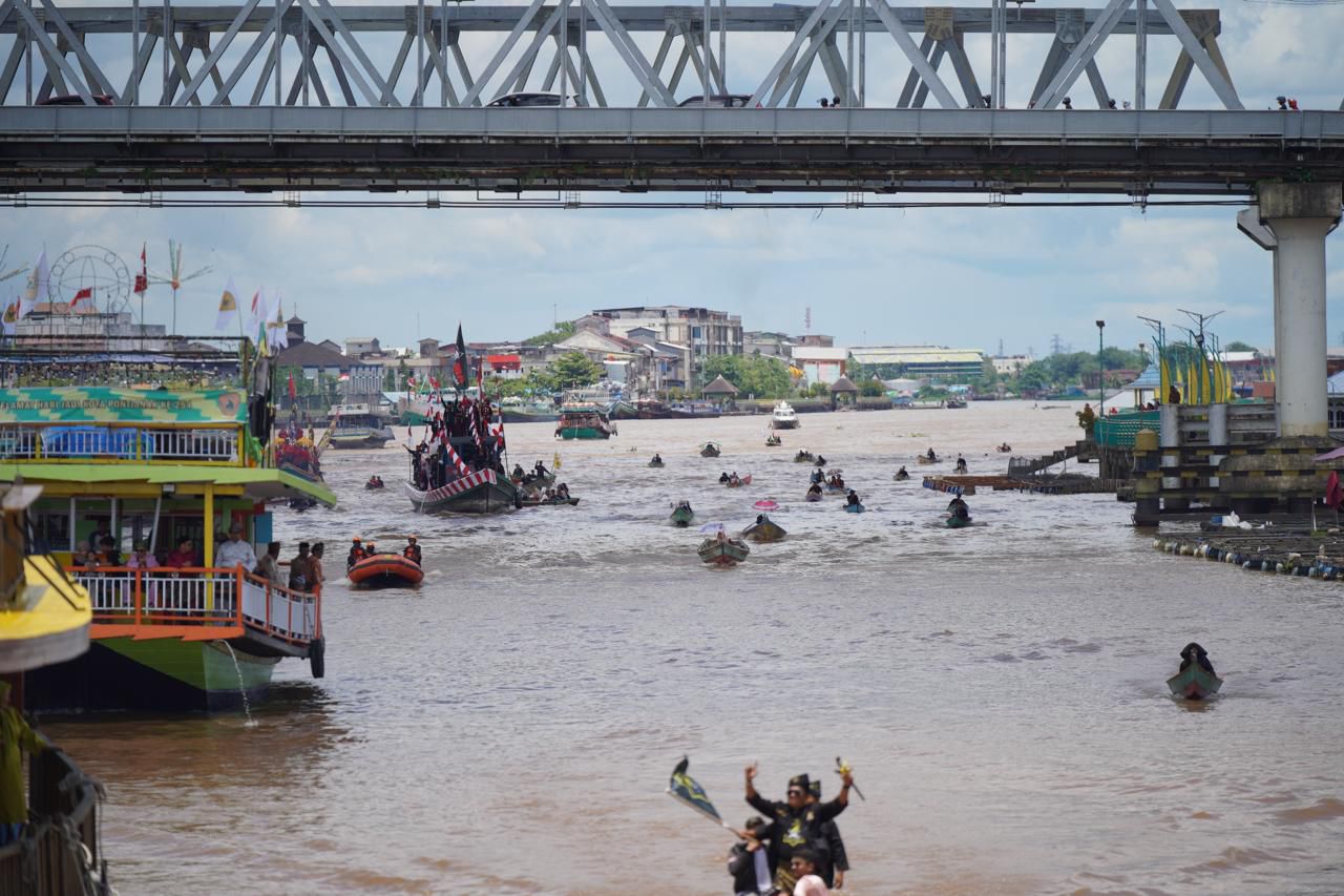 Puluhan Sampan dan Kapal Wisata Ikuti Karnaval Air, Meriahkan Hari Jadi ke-254 Pontianak