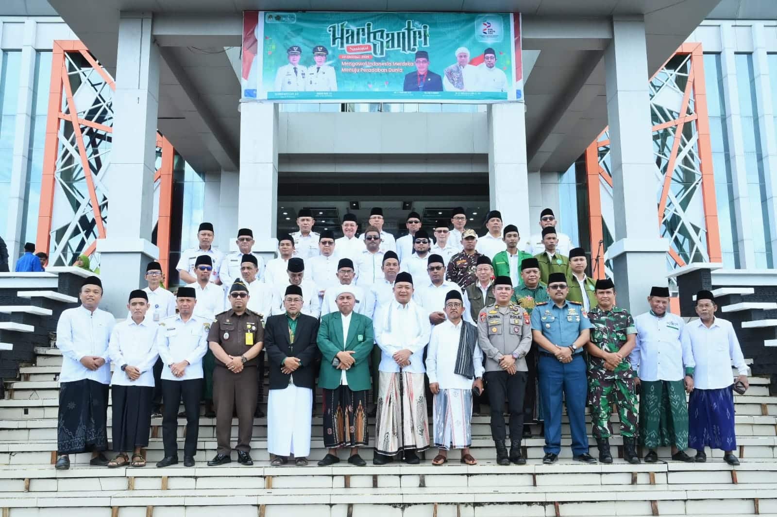 Bupati Ketapang Pimpin Upacara Hari Santri Nasional 2025 di Tengah Hujan