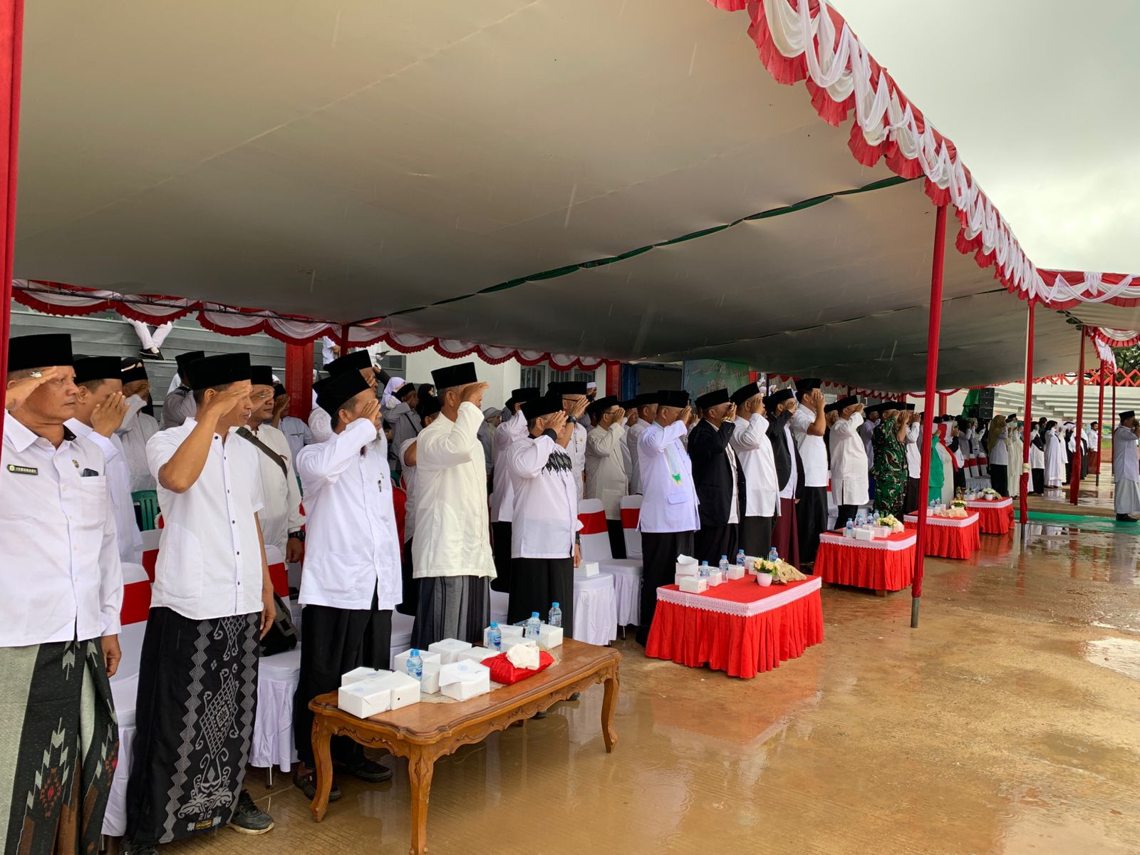 Momen Upacara Hari Santri Nasional, Oknum Istri Pejabat Kapuas Hulu Tak Hormat kepada Bendera Merah Putih