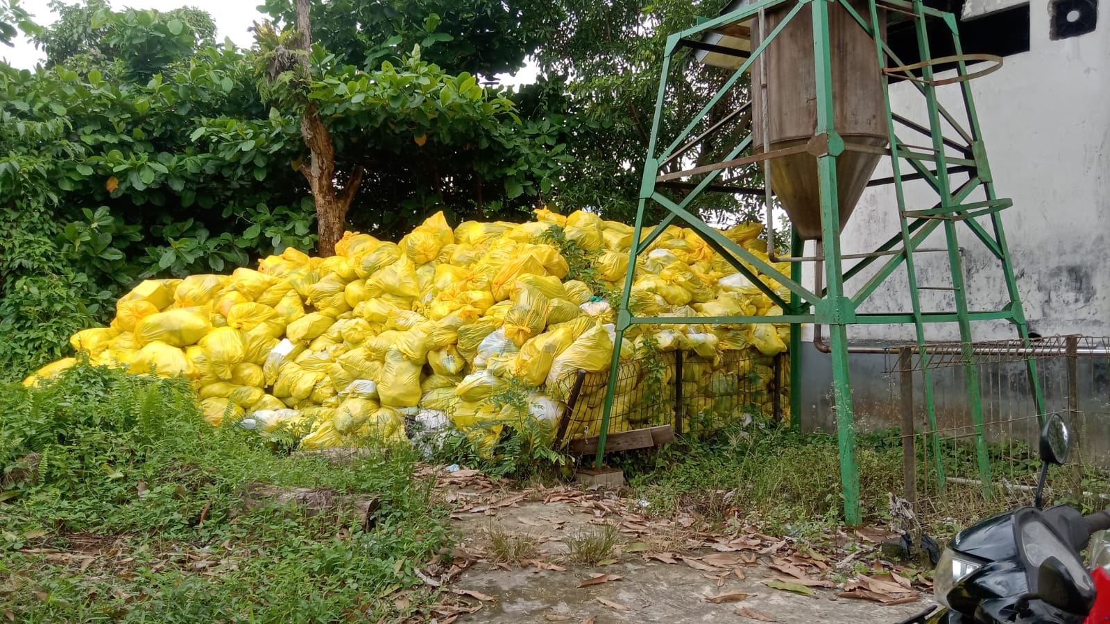 Sampah Bekas Medis Menumpuk di Sekitar RSUD dr. Achmad Diponegoro Putussibau, Terkesan Dibiarkan Dinkes Kapuas Hulu