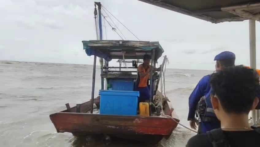 Sat Polairud Polres Ketapang dan Basarnas Selamatkan Nelayan di Perairan Kuala Pendek