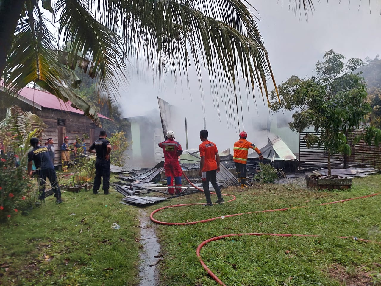 Kebakaran Hebat di Benua Kayong, Rumah Lansia Ludes Dilahap Api