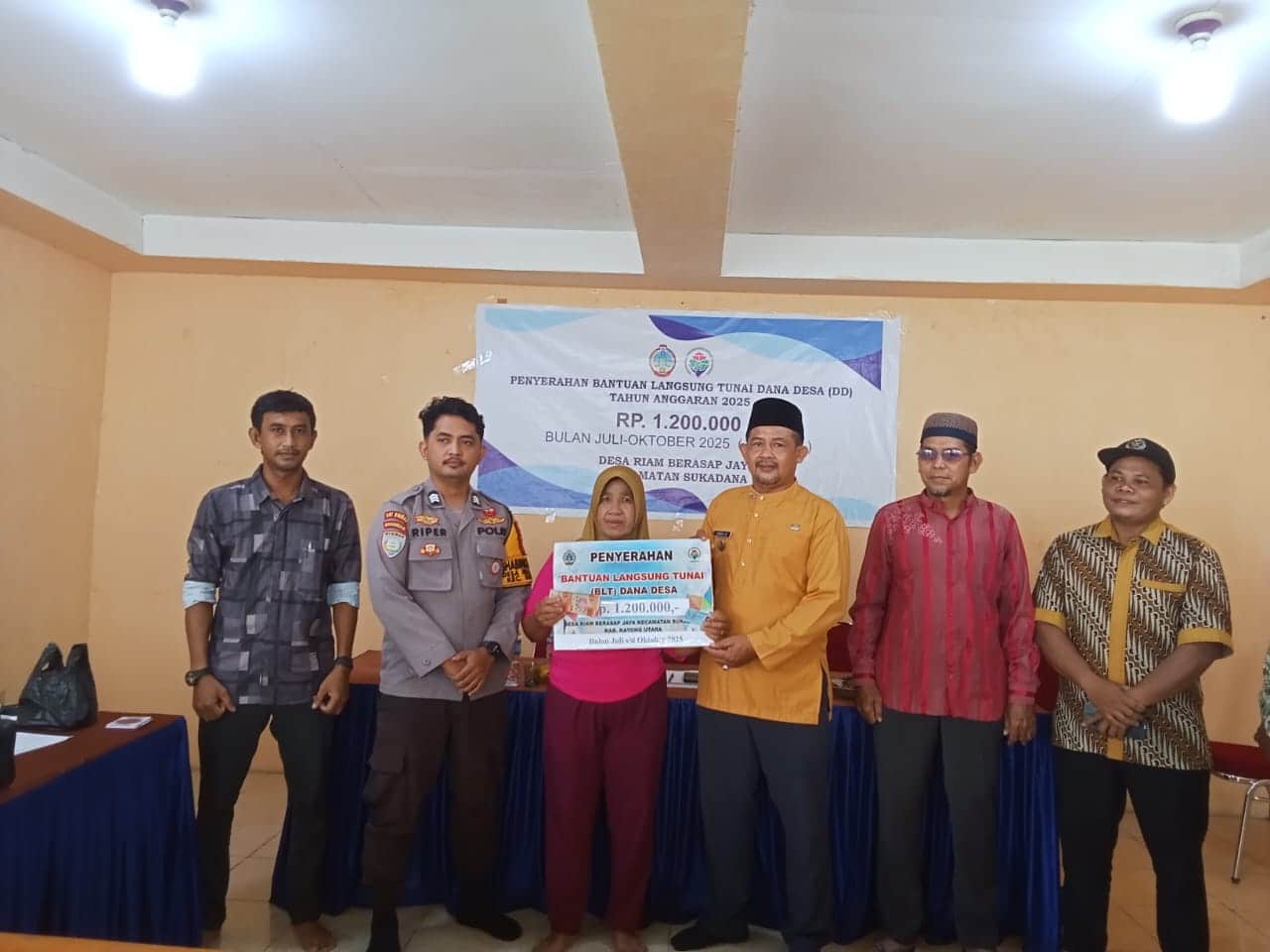 Camat Sukadana Serahkan BLT-DD di Desa Riam Berasap Tahun 2025