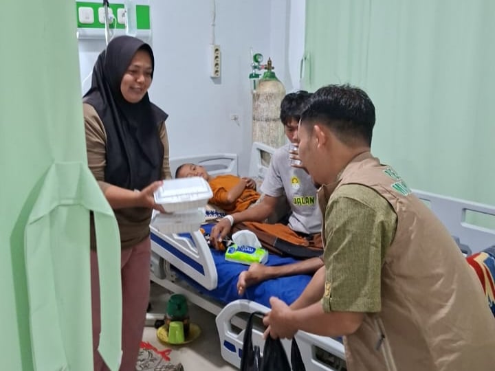 Jumat Berkah Masjid Imam Bonjol, Relawan Muhammadiyah Ketapang Bagikan Nasi Kotak untuk Warga