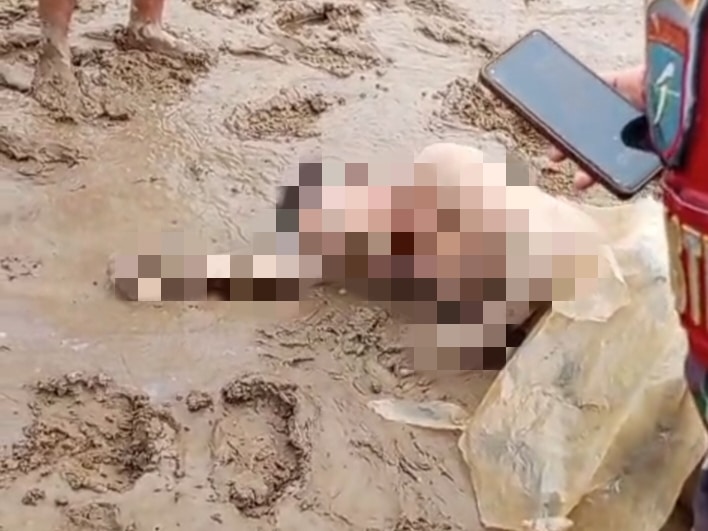 Seorang Pria Tanpa Busana Ditemukan Terdampar di Pantai Kerangan Siset Putussibau