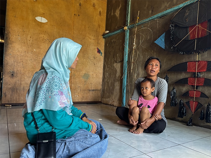 Sinergi PLN UP2B Kalbar dan Dinas Sosial Pontianak Terangi Hati 40 Keluarga Pra-Sejahtera