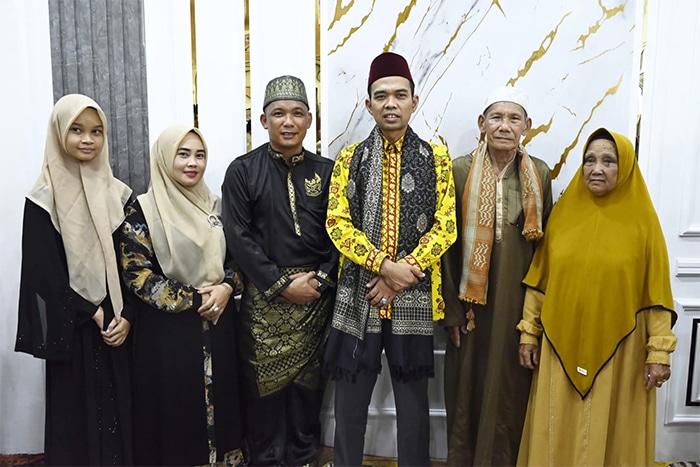 Ustadz Abdul Somad Silaturahmi ke Rumah Rion Sardi, Disuguhi Jamuan Khas Ketapang dan Bahas Tabligh Akbar 2027