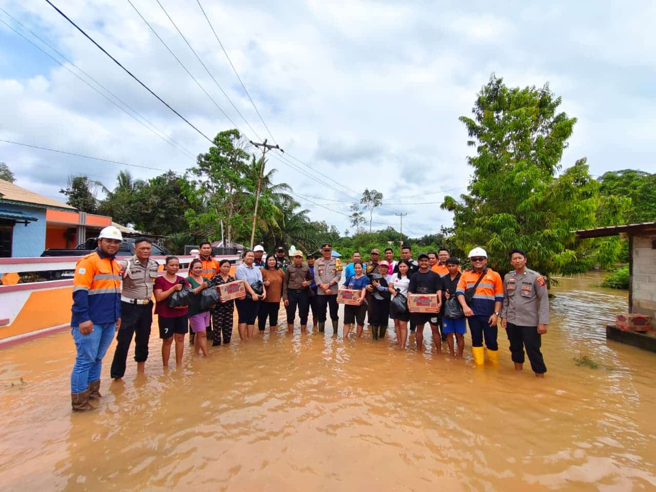 Tanggap Darurat Banjir, PT Cita Mineral Investindo Tbk Salurkan Bantuan Sembako kepada Masyarakat Terdampak di Air Upas dan Marau