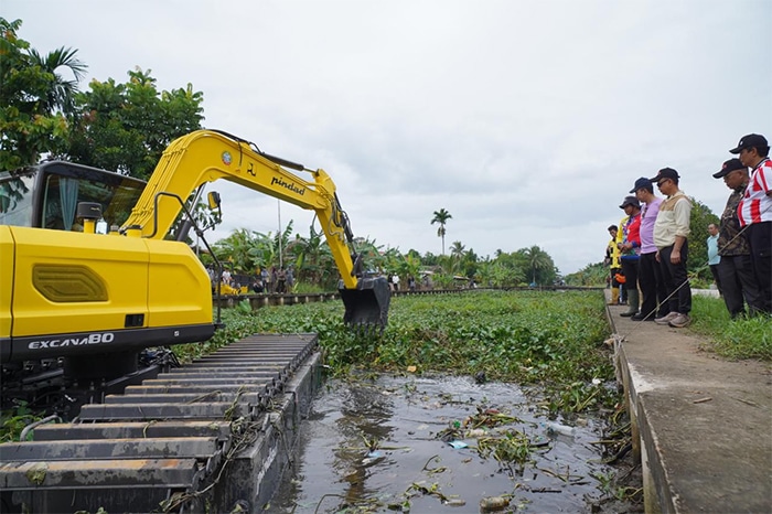 Bersih-Bersih Parit Sungai Jawi, Pemkot Pontianak Turunkan Eskavator Amfibi Buatan Pindad