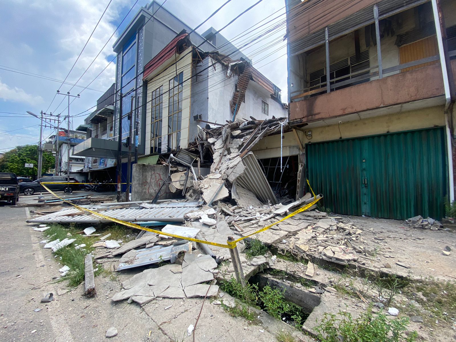 Heboh! Bangunan Ruko Kosong Bekas Kantor di Jalan Sisingamangaraja Pontianak Tiba-Tiba Roboh