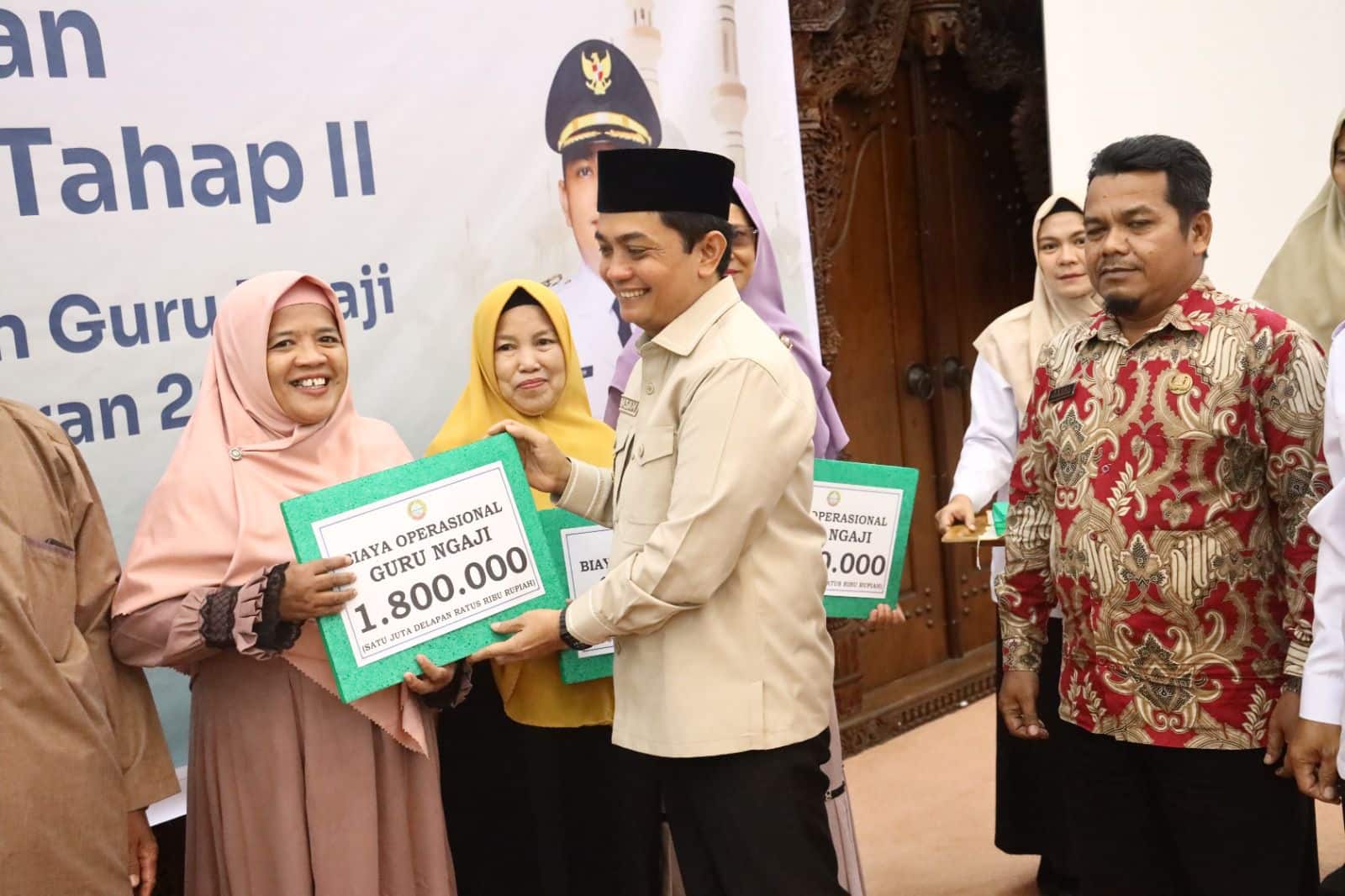 Pemkot Pontianak Serahkan Bantuan Operasional kepada Guru Ngaji