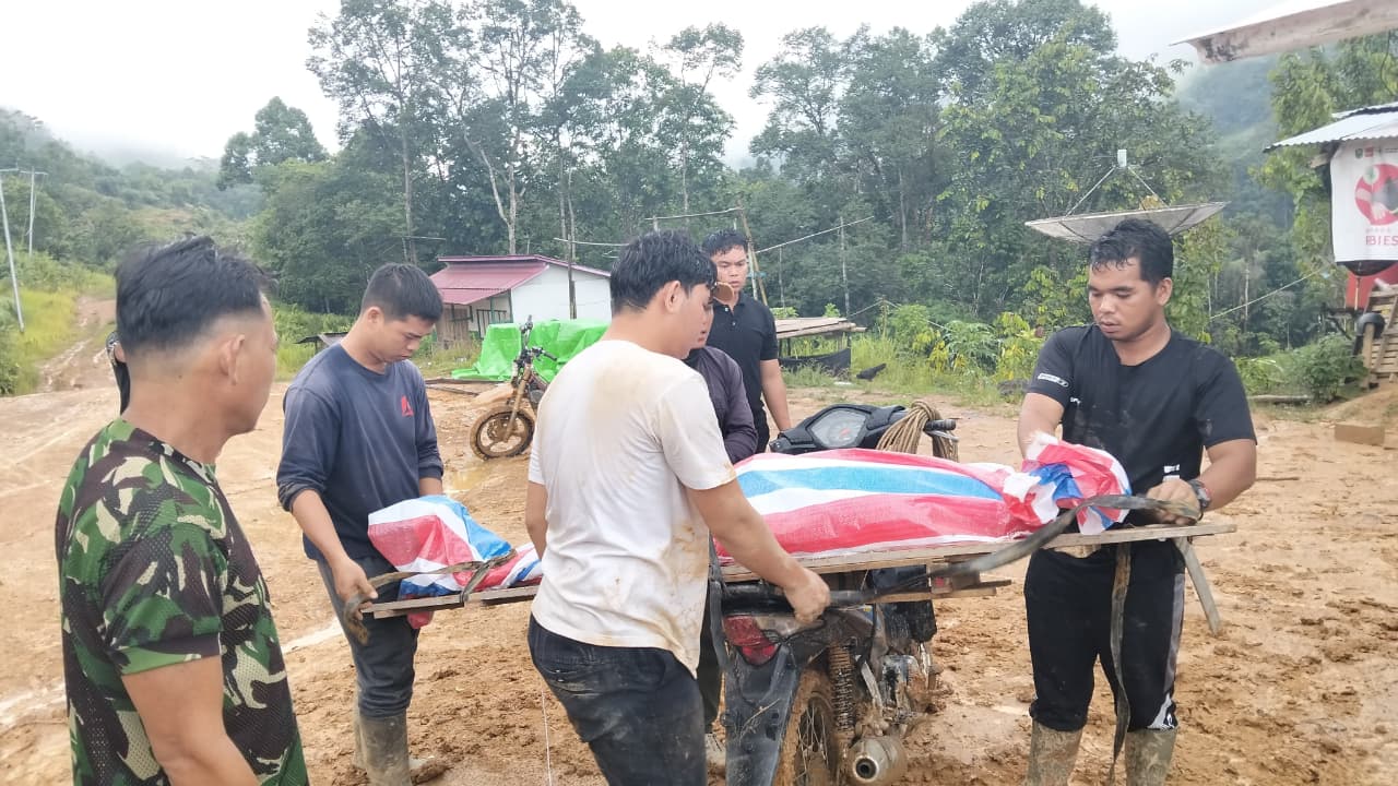 Viral, Warga Sanggau Bungkus Jenazah Menggunakan Terpal Pelangi