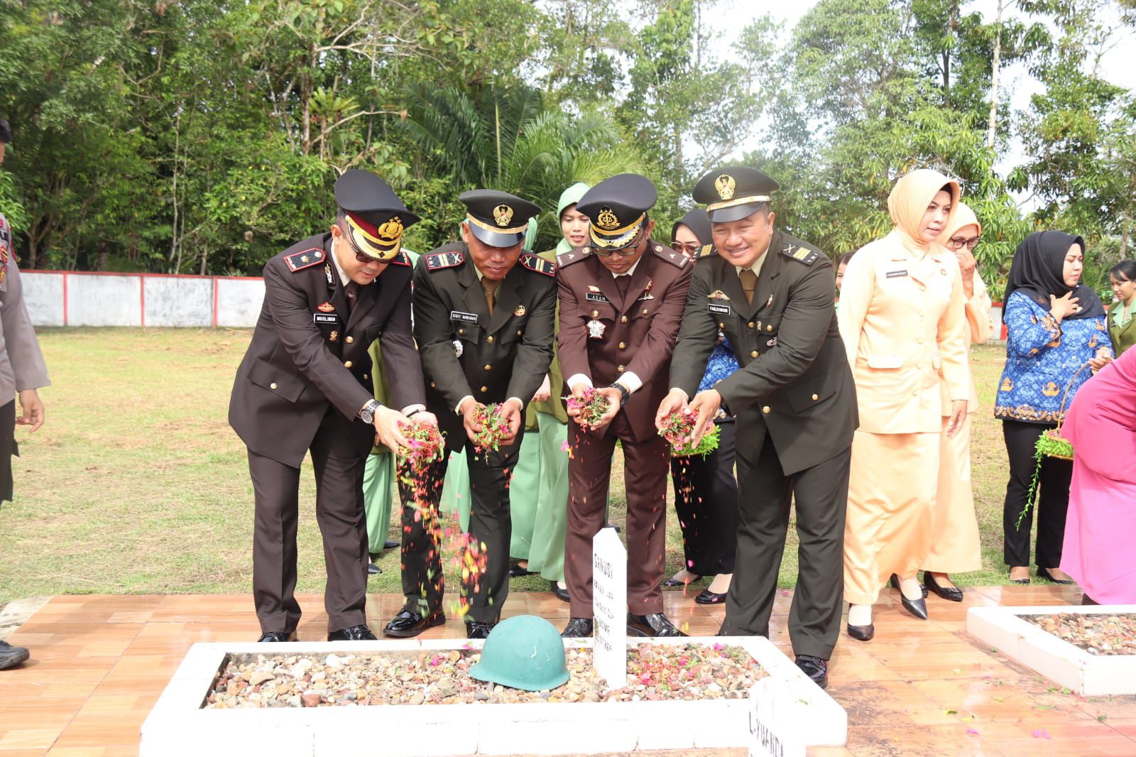 Kodim Putussibau Gelar Upacara Hari Pahlawan di TMP Manalo Marajuang