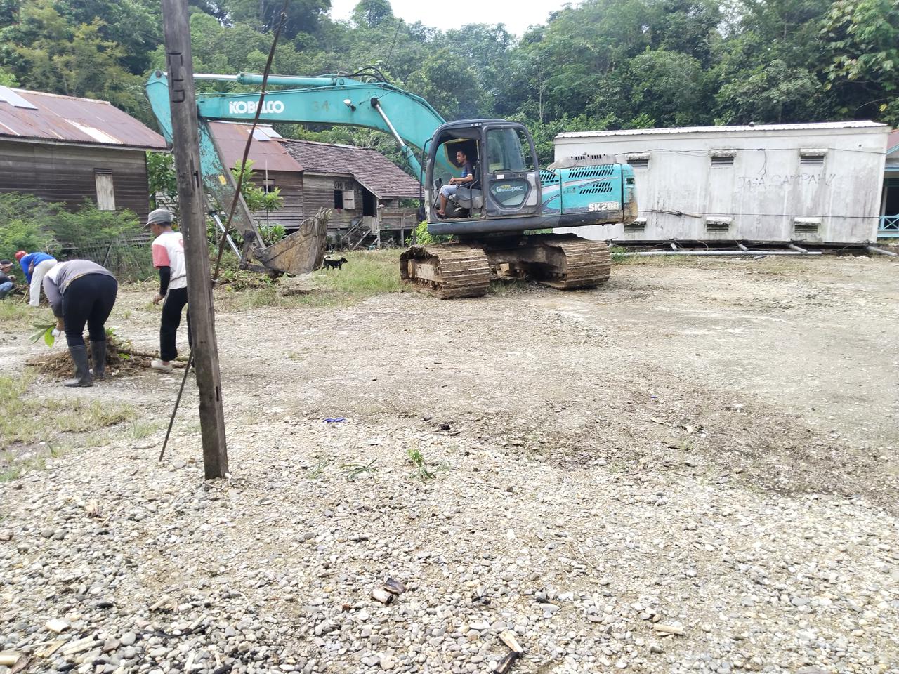 Koramil Embaloh Hulu bersama Masyarakat Lakukan Pembersihan Lokasi Persiapan KDKMP