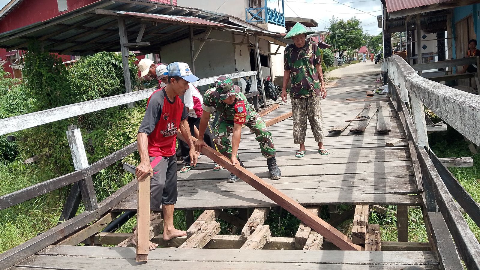 Babinsa Silat Hilir Laksanakan Gotong Royong Perbaikan Jembatan Rusak di Dusun Mekar Jaya