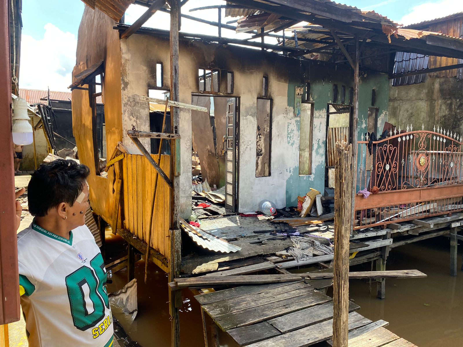 Baru Tinggal Setahun, Pedagang Asongan di Pontianak Syok Rumah Kontrakannya Ludes Terbakar