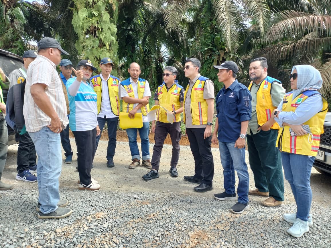 Stafsus Herzaky Tinjau Pembangunan Jalan Subah, Camat Rita Terharu: Akhirnya Mimpi Puluhan Tahun Tercapai