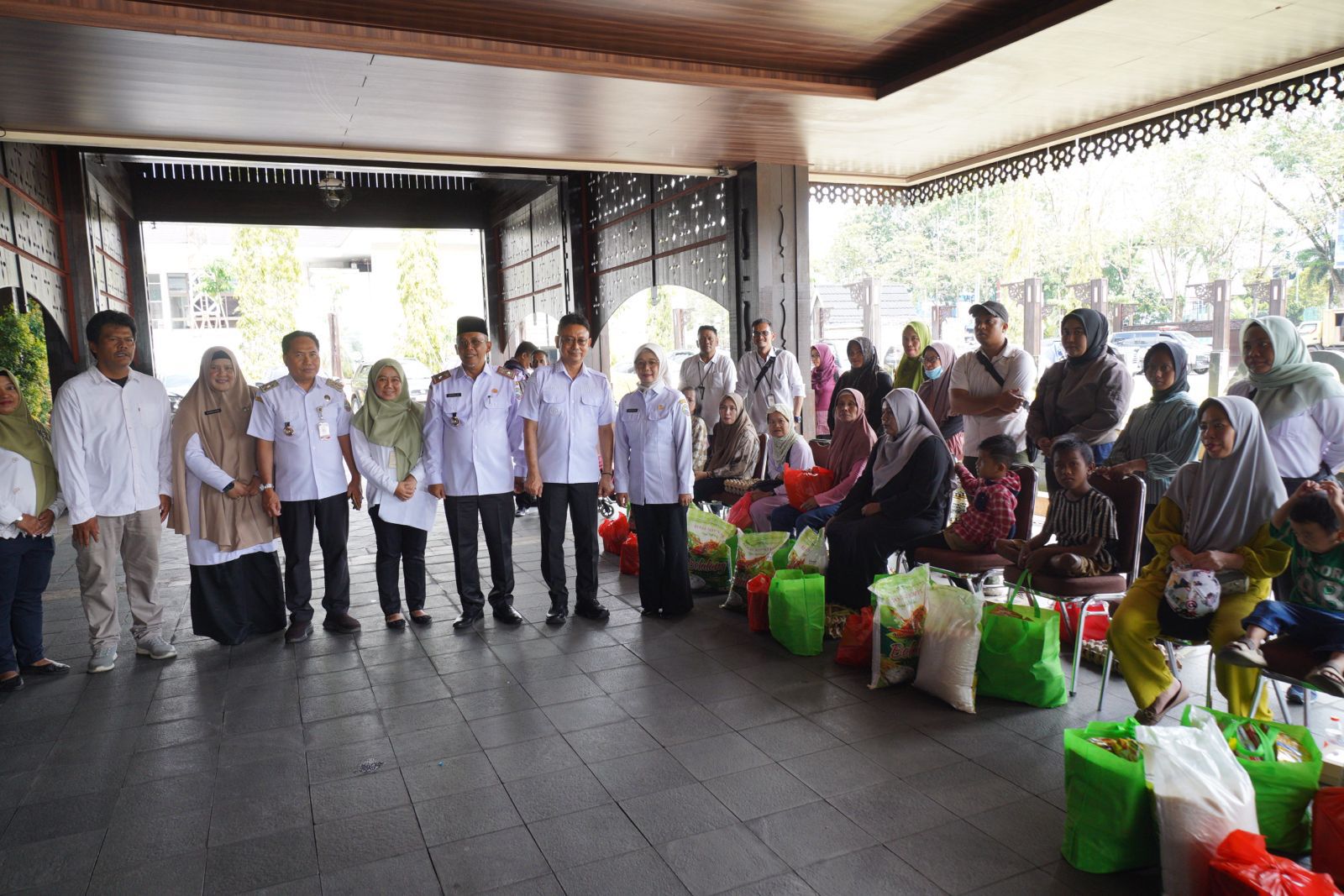 Wali Kota Pontianak Serahkan Paket Bantuan Sembako dan Nutrisi kepada 151 Penyandang Disabilitas
