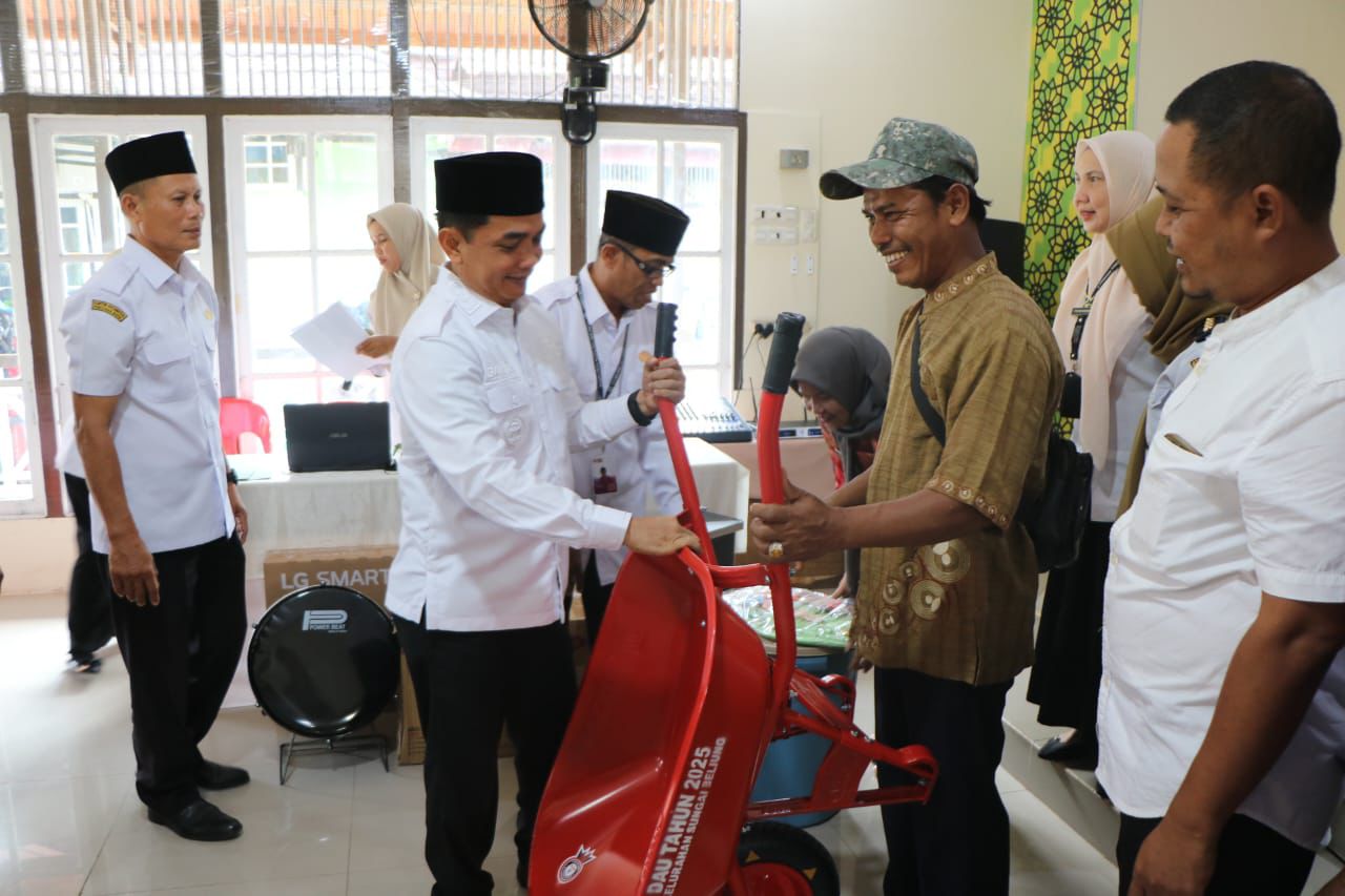Pemkot Pontianak Serahkan Bantuan Sejumlah Barang Kebutuhan Warga