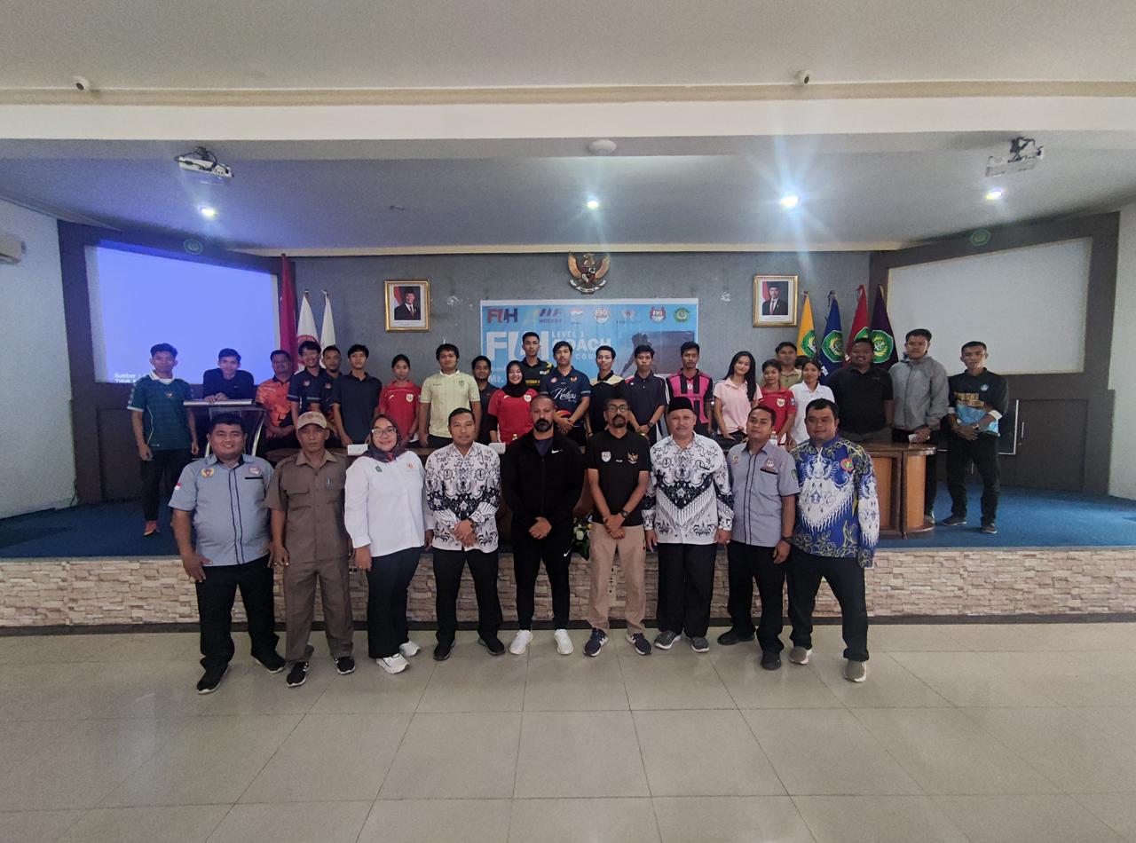 Dekan FPOK UPGRI Pontianak Buka Pelatihan Pelatih Hockey Field FIH Level 1