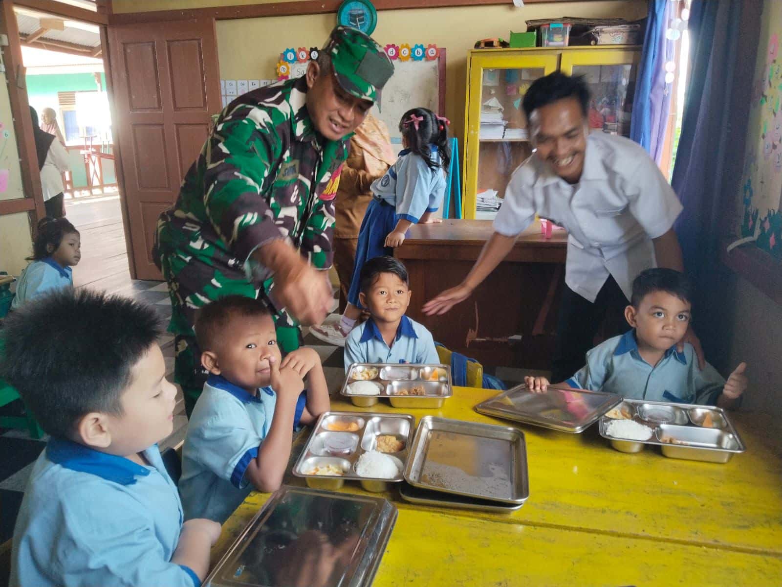 Babinsa Koramil Selimbau Dampingi Penyaluran MBG ke Sekolah-sekolah