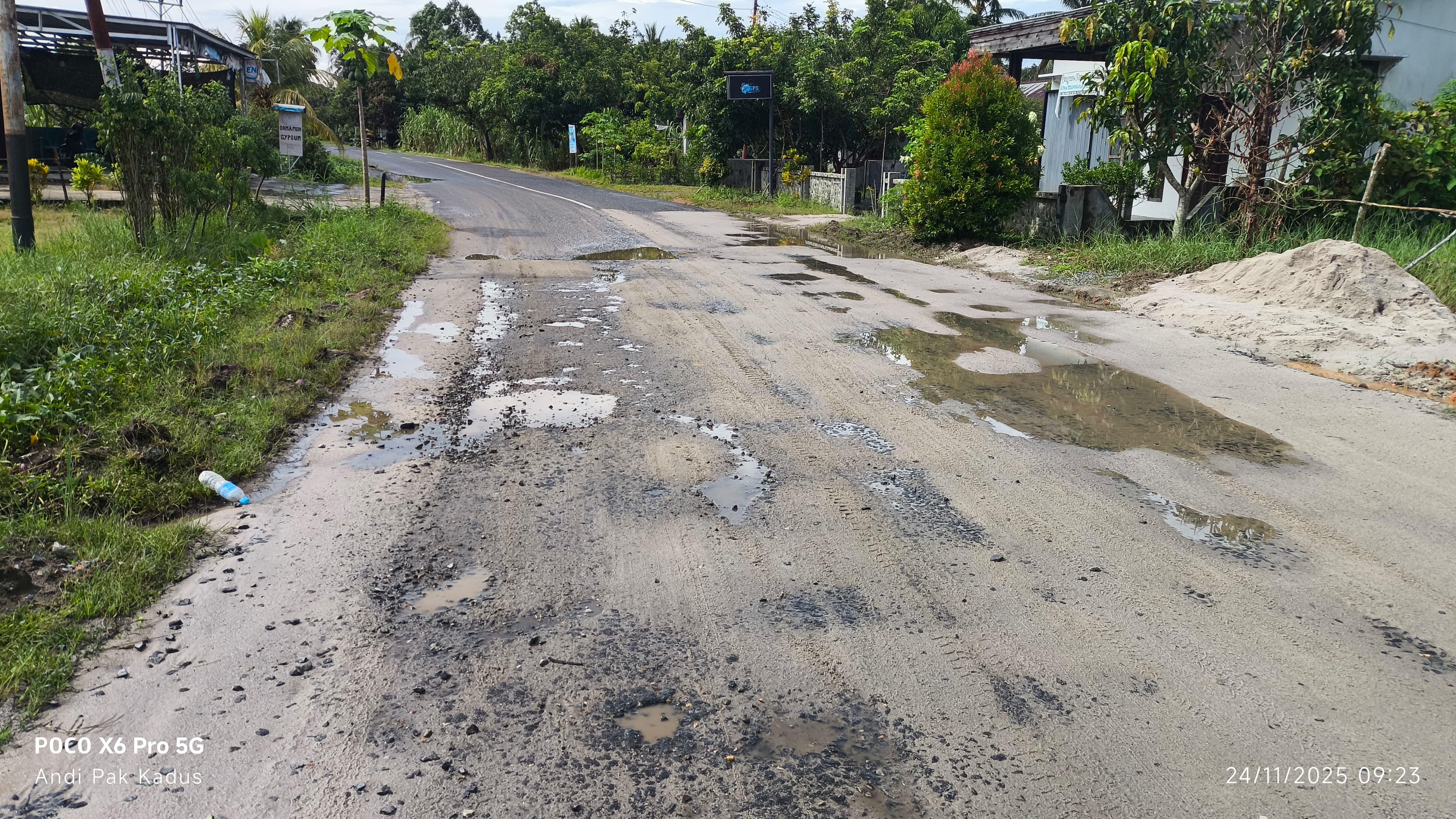 Warga Kecewa, Jalan Baru Seminggu di Pangkalan Buton Kayong Utara Sudah Berlubang