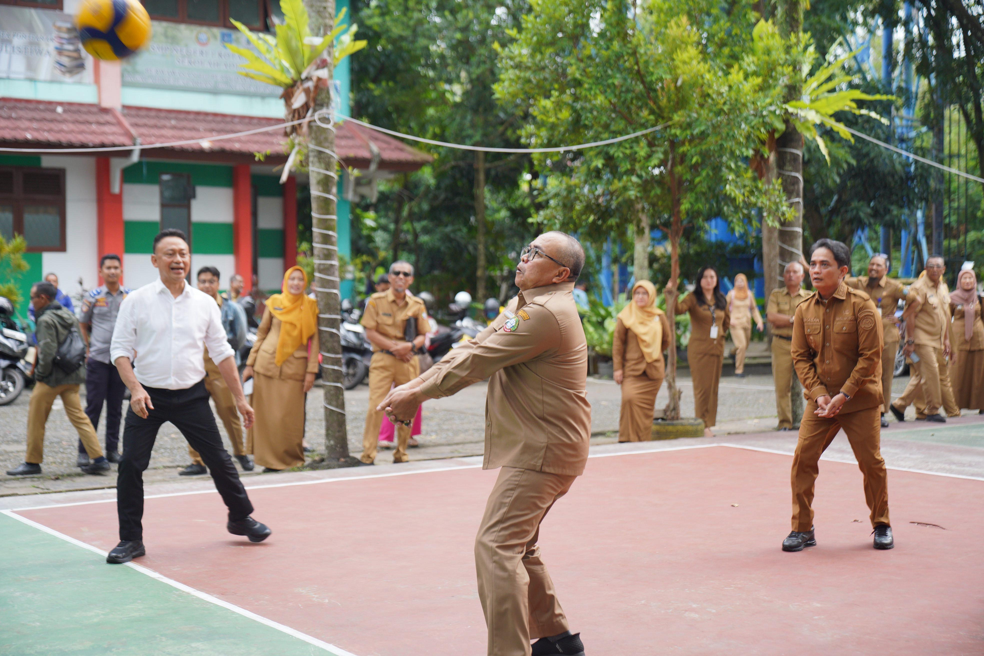 Momen Kebersamaan, Wako dan Wawako Pontianak Tanding Voli Melawan ASN