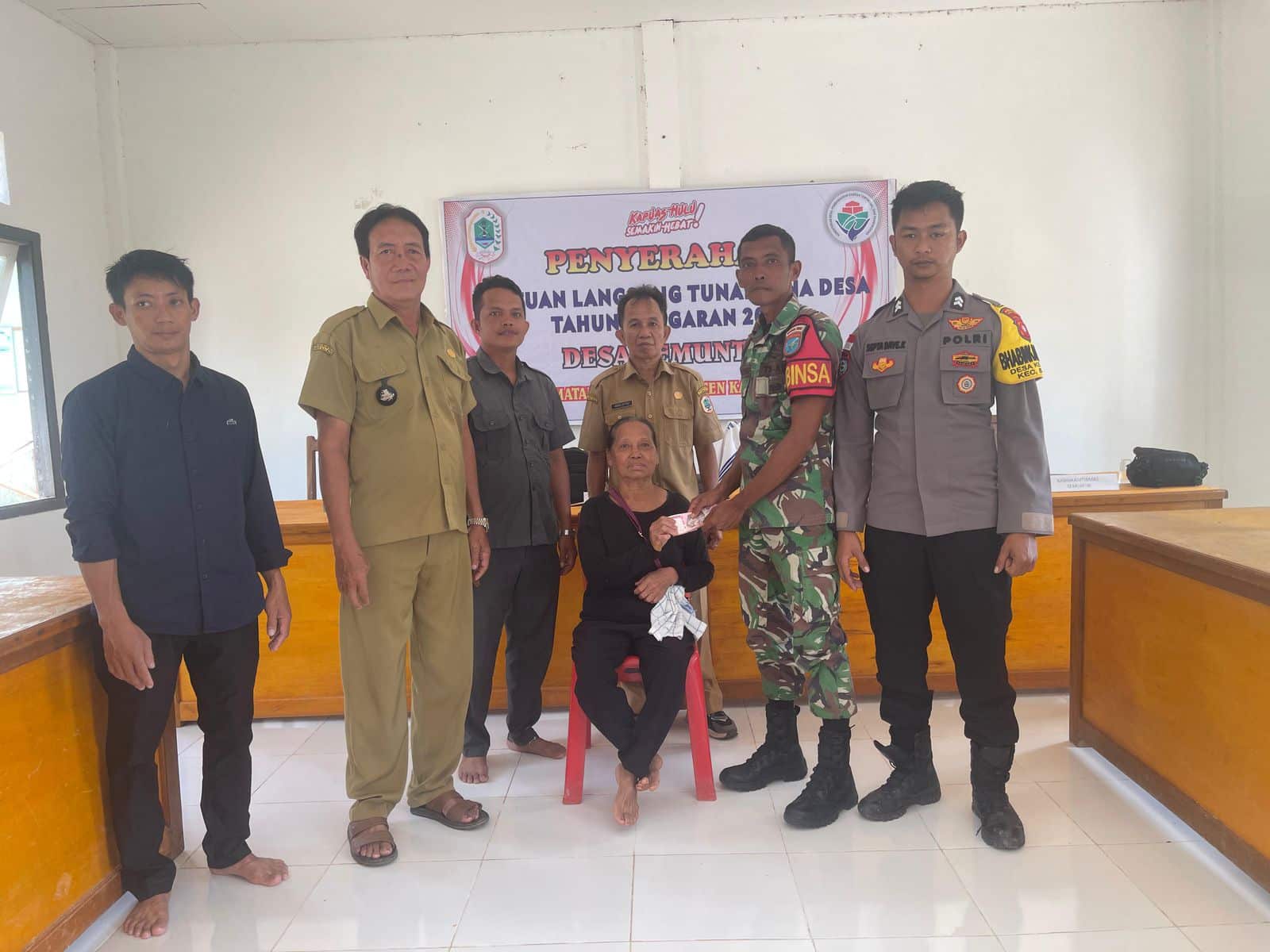 Babinsa Badau Dampingi Penyaluran Bantuan Langsung Tunai Dana Desa