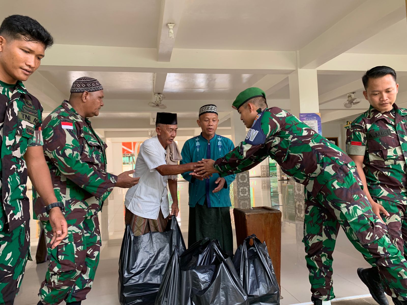 Jumat Berkah, Kodim Putussibau Berikan Bantuan Nasi Kotak ke Sejumlah Masjid